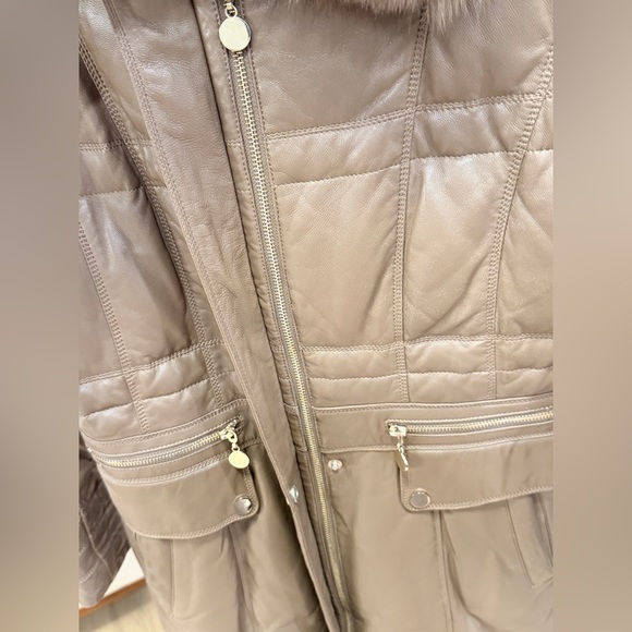 Elegant Lamb Leather coat with real Fur Collar - Picture 5 of 12